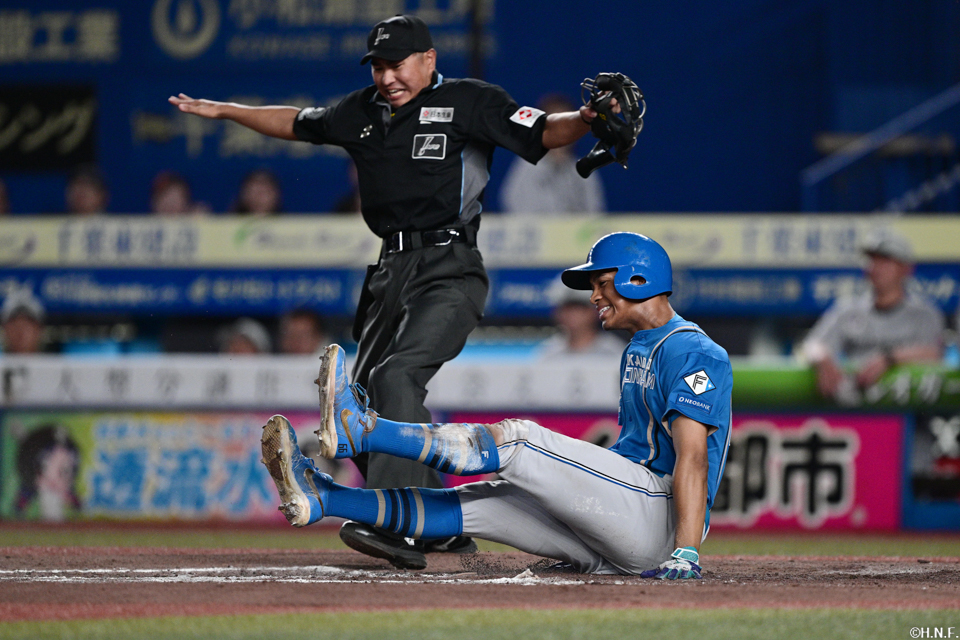 6回表、ダブルスチールで本塁に生還する万波選手02