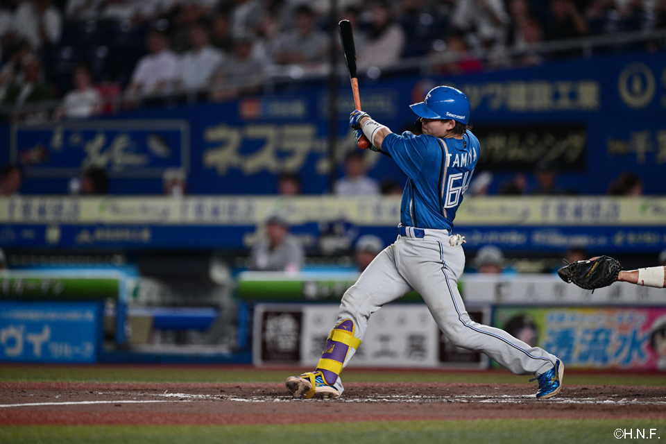 4回表、同点の適時二塁打を放つ田宮選手01