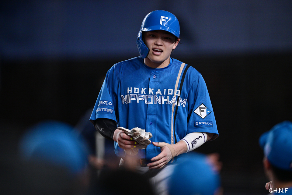 4回表、同点の適時二塁打を放つ田宮選手02