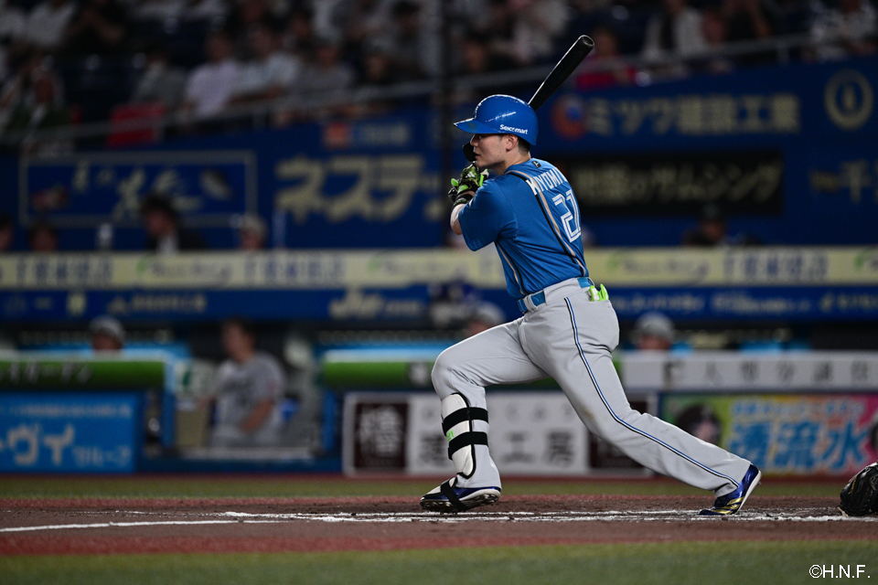 7回表、ライトへヒットを放つ清宮選手