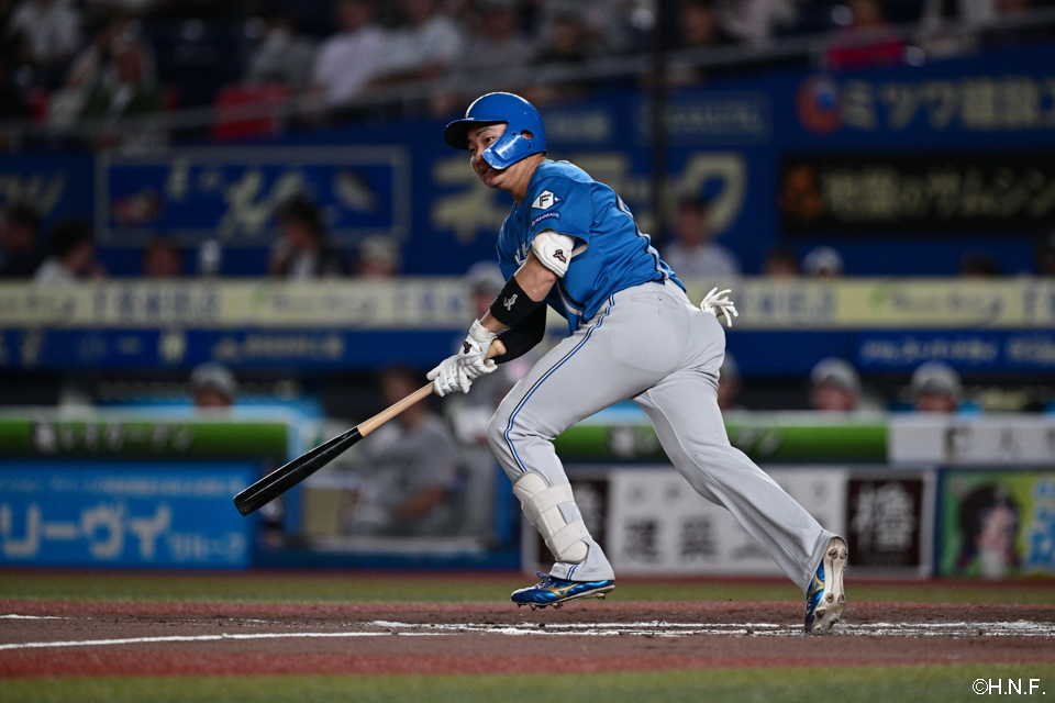 7回表、レフトへ二塁打を放つ山縣選手