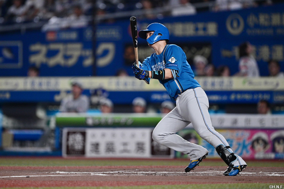 2回表、先制の本塁打を放つ郡司選手01