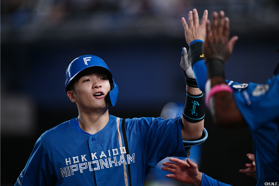 2回表、先制の本塁打を放つ郡司選手02