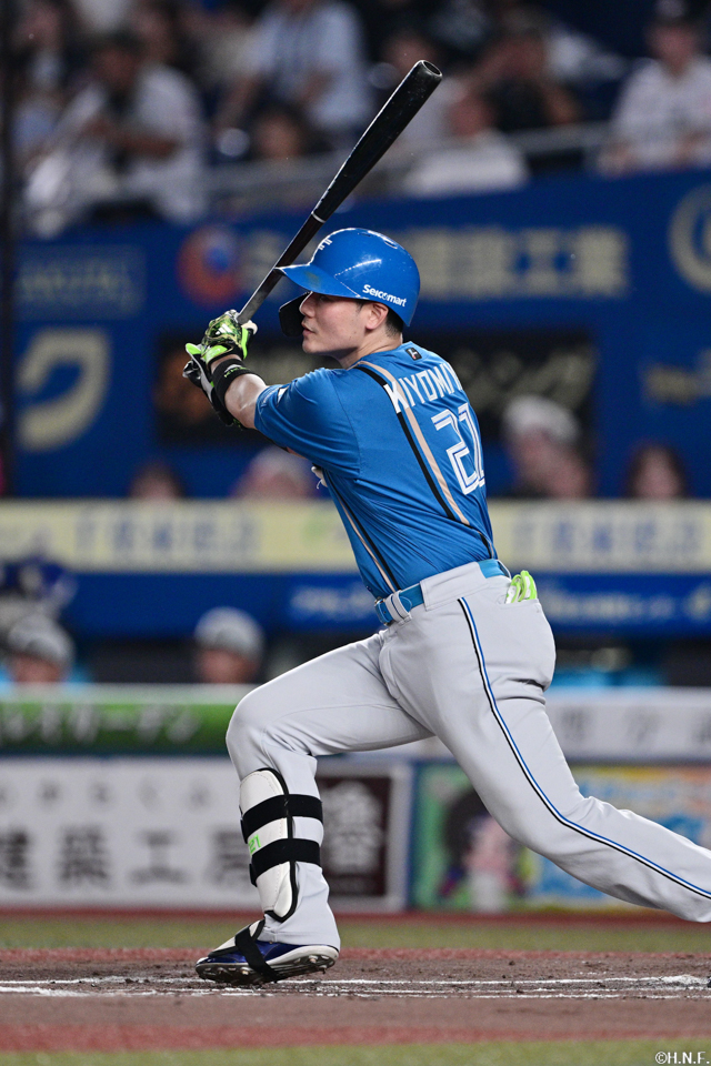2回表、センターへ適時二塁打を放つ清宮選手