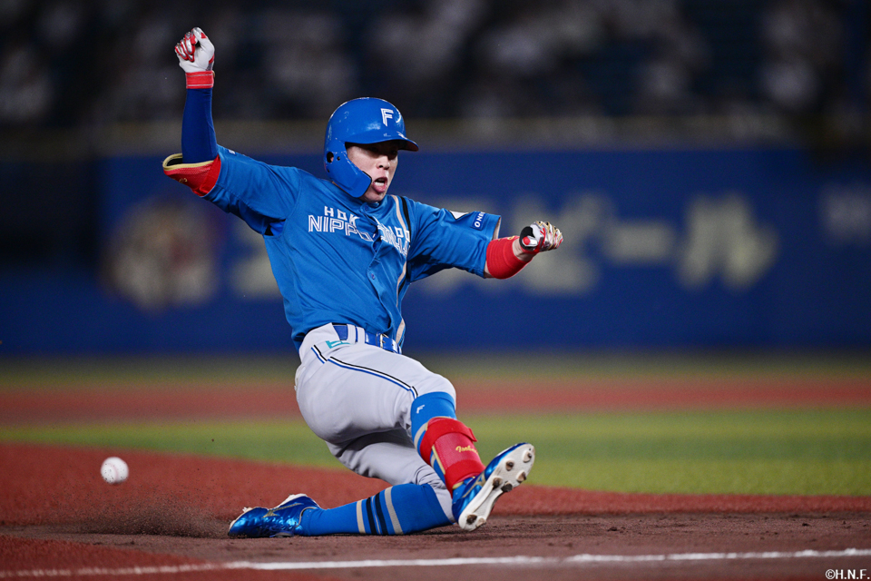 3回表、ライトへ三塁打を放った五十幡選手