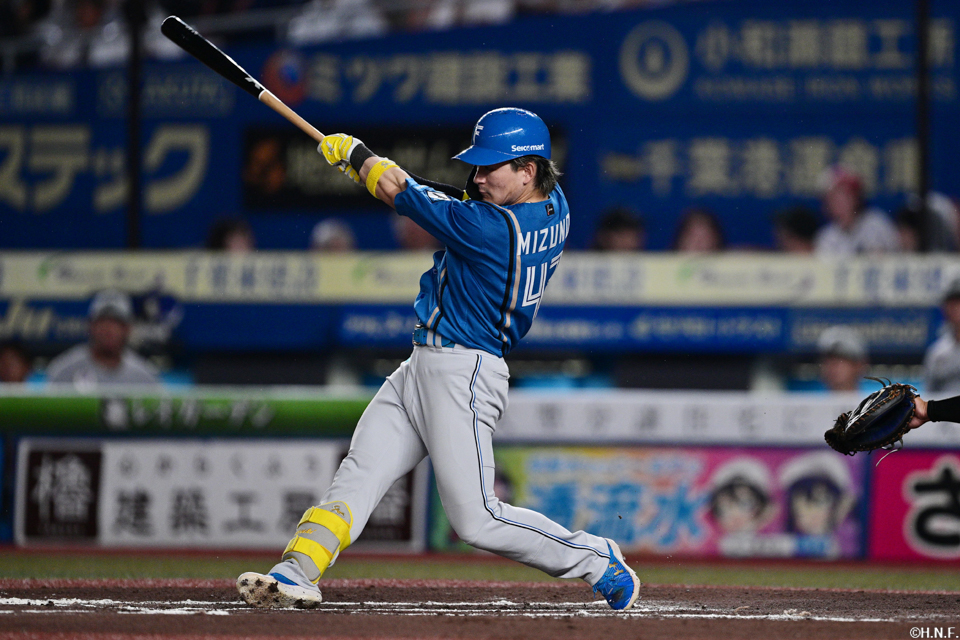 7回表、ライトへ本塁打を放つ水野選手01