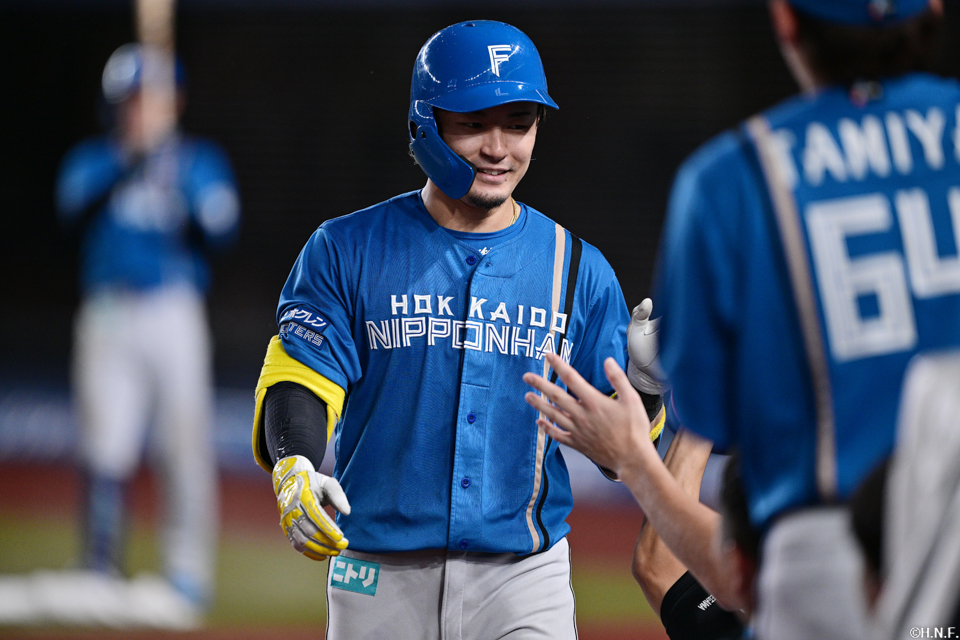 7回表、ライトへ本塁打を放つ水野選手02