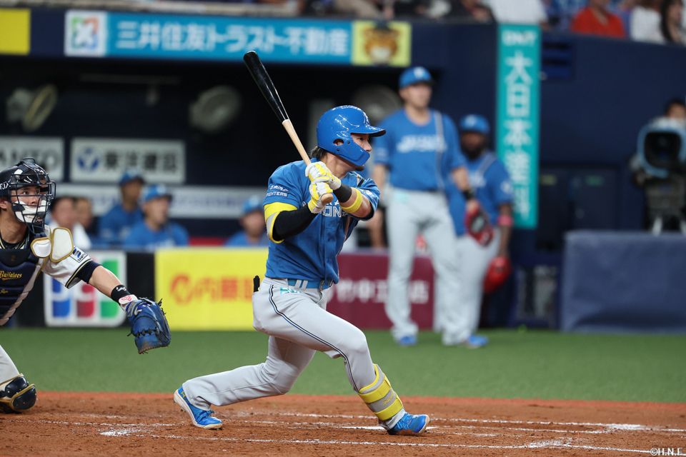 5回表、ライトへ二塁打を放つ水野選手