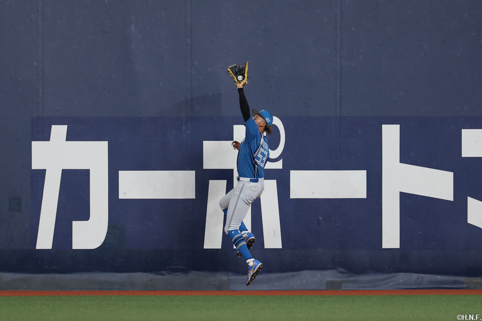 6回裏、好守をみせる水谷選手