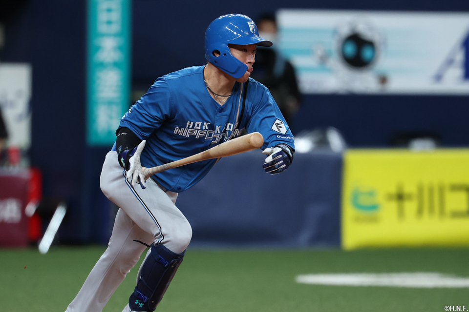 8回表、ライトへヒットを放つ矢澤選手