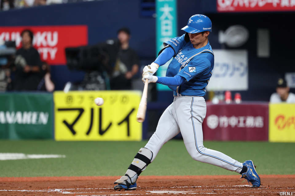 2回表、ライトへ先制の適時二塁打を放つ石井選手