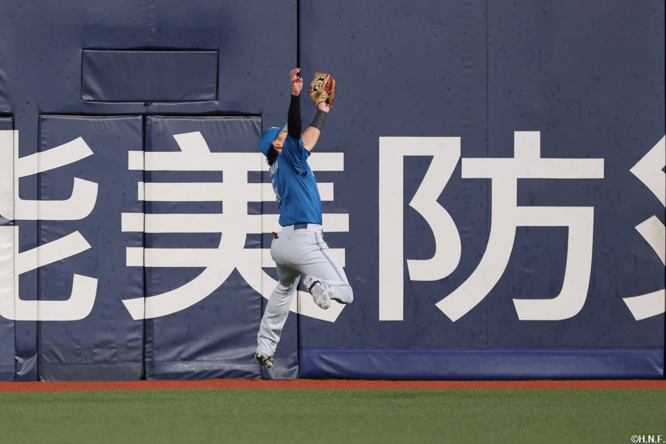 4回裏、好守をみせる野村選手