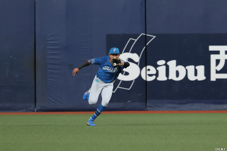 5回裏、好守をみせる水谷選手