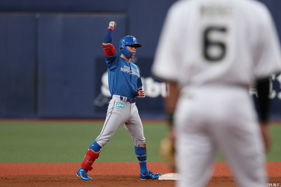 7回表、ライトへ二塁打を放った五十幡選手