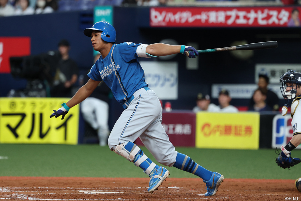 9回表、内野安打を放つ万波選手