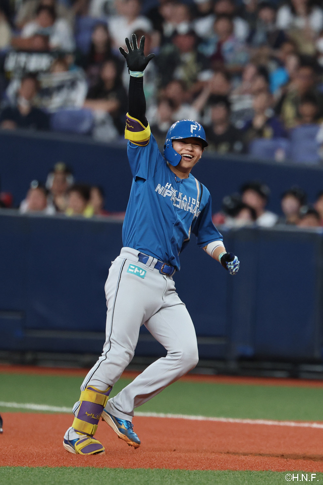 2回表、先制の適時打を放つ田宮選手