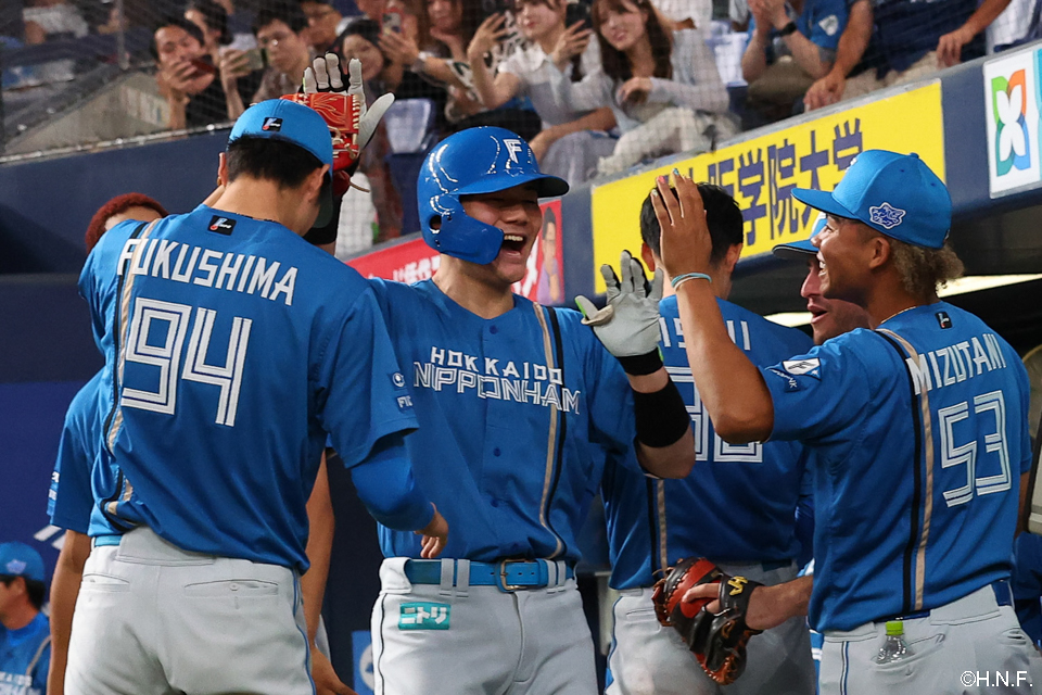 5回表、ライトへ本塁打を放つ清宮選手02