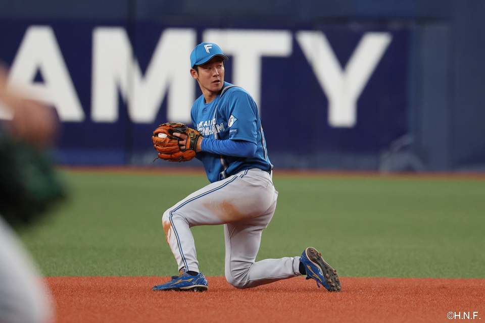 7回裏、好守を見せる石井選手