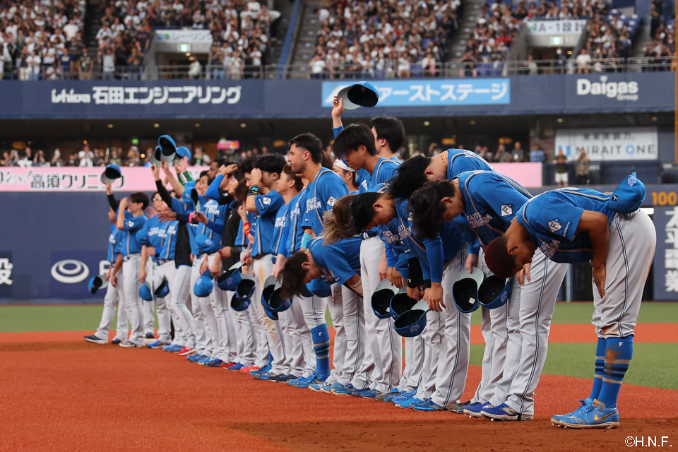 京セラドーム大阪の最終戦を終え、挨拶する選手たち