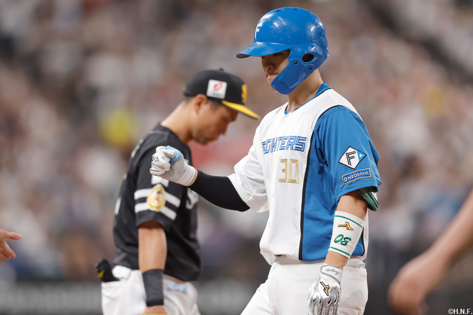 1回裏、ライトへヒットを放つ郡司選手02