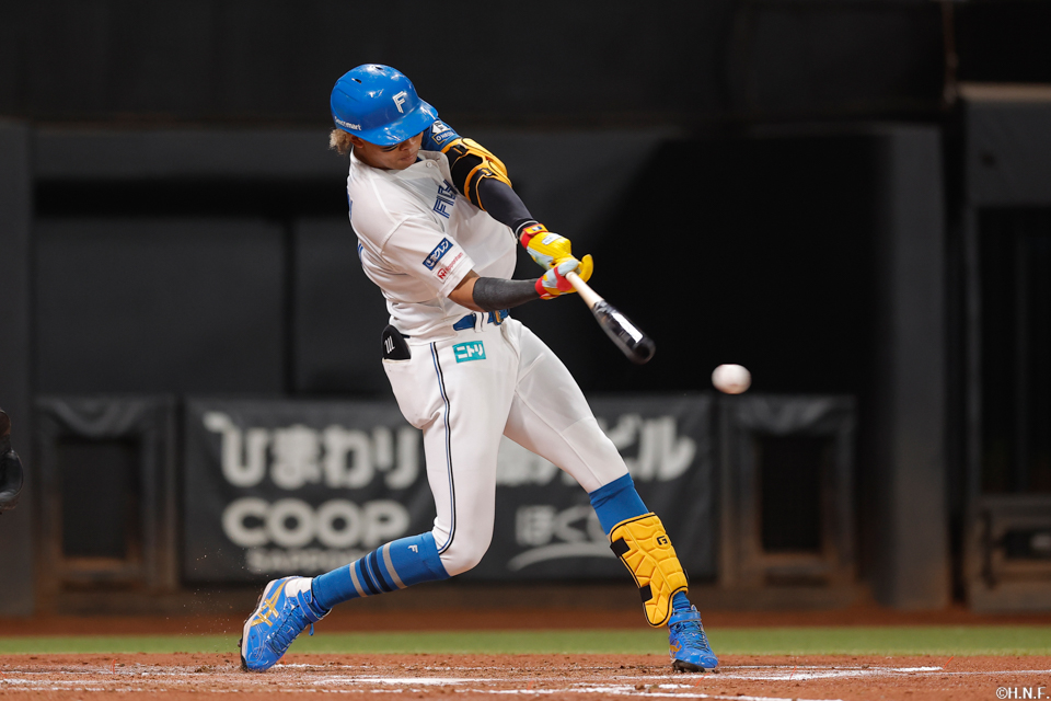3回裏、レフトへ二塁打を放つ水谷選手