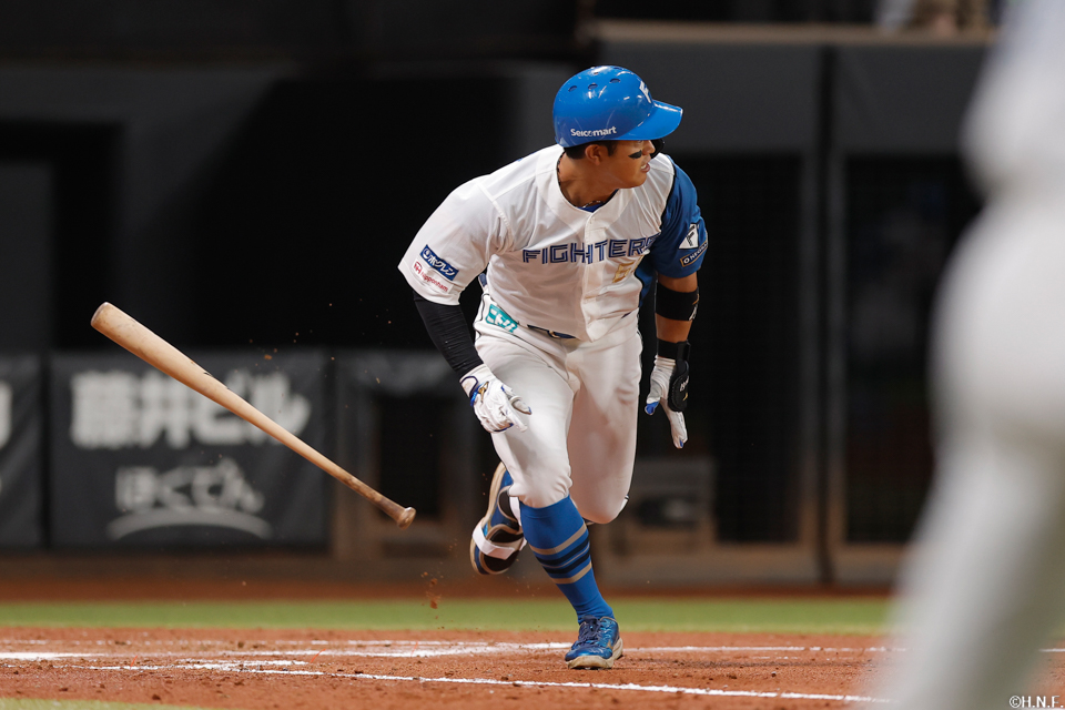 3回裏、レフトへ適時二塁打を放つ今川選手01