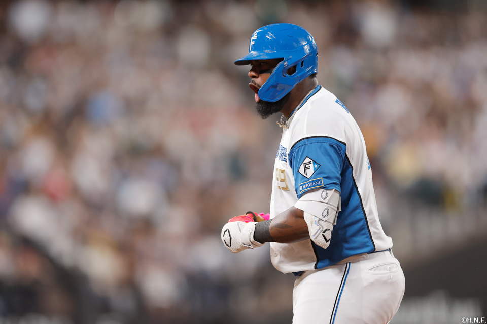 3回裏、レフトへヒットを放つレイエス選手02