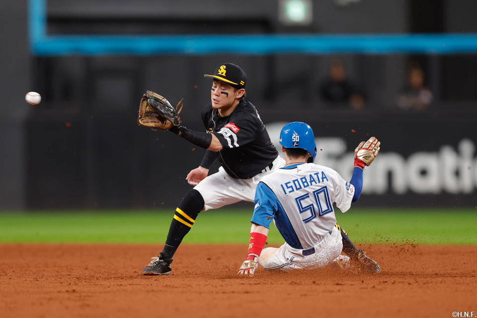 6回裏、盗塁をきめる五十幡選手