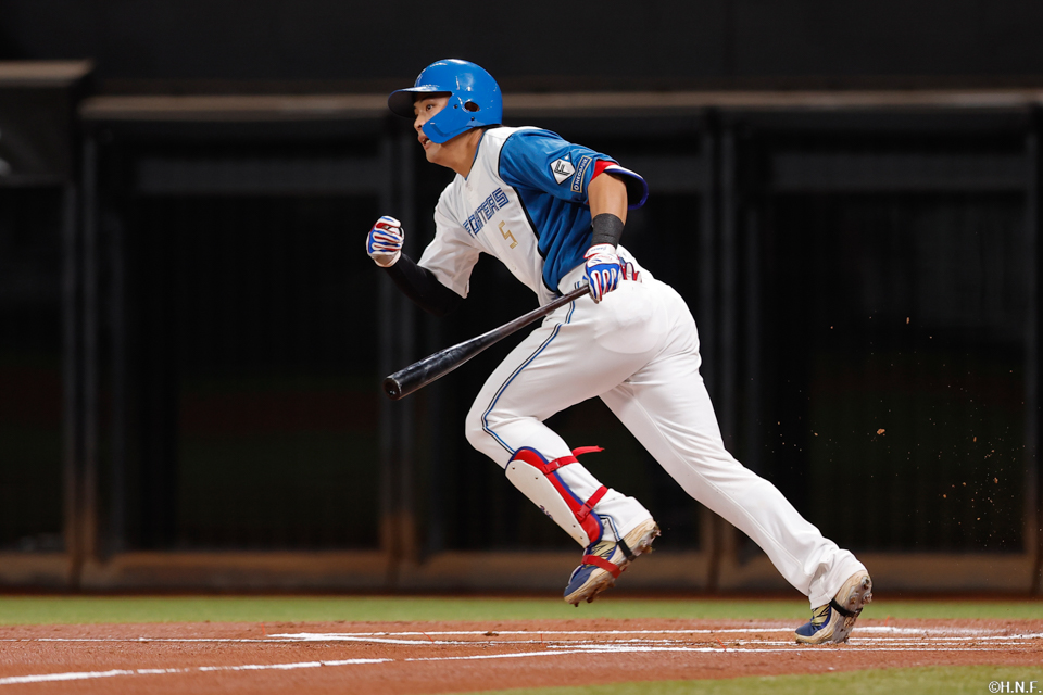 1回裏、レフトへヒットを放つ野村選手