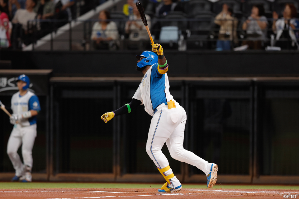 1回裏、センターへ適時二塁打を放つレイエス選手