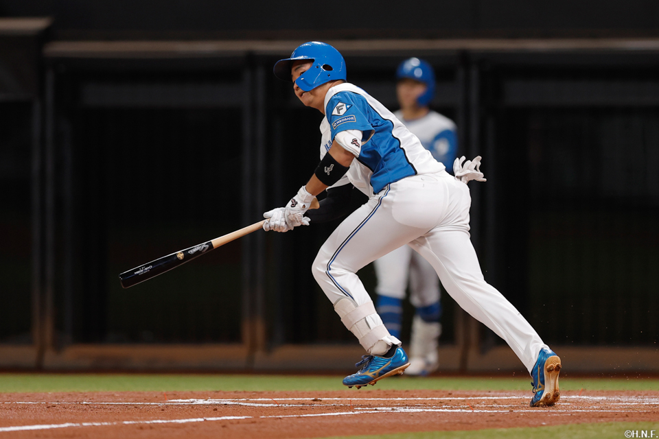 1回裏、レフトへ適時打を放つ山縣選手