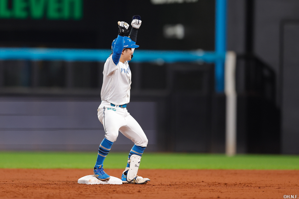 1回裏、レフトへ適時二塁打を放った奈良間選手