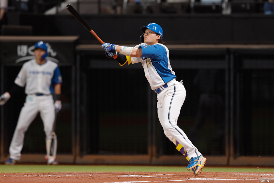 1回裏、レフトへ犠飛を放つ田宮選手