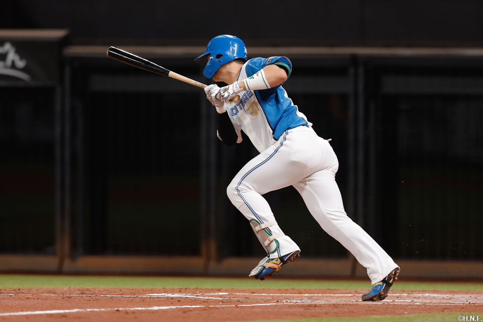 2回裏、ライトへヒットを放つ郡司選手