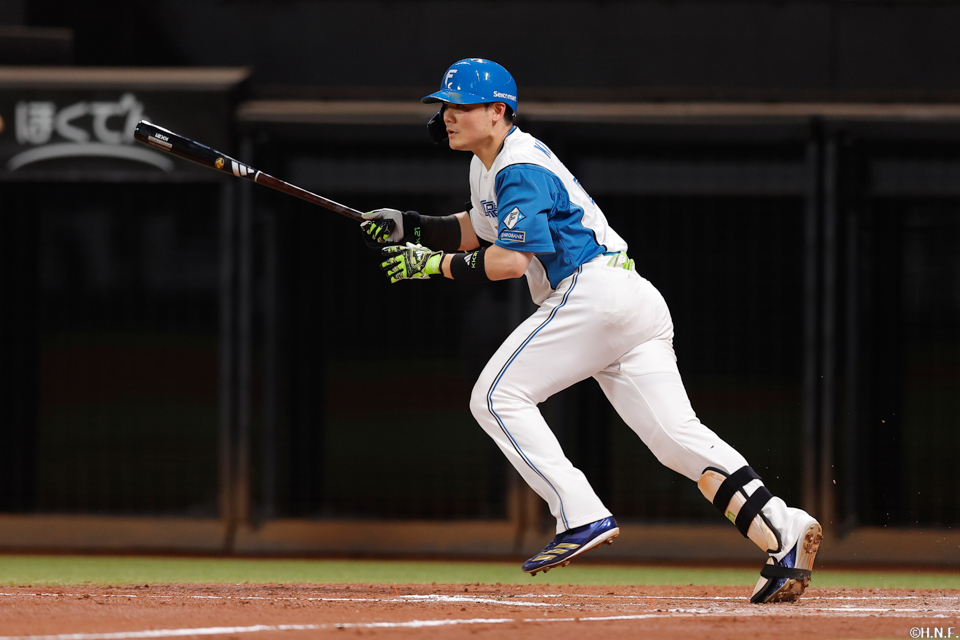 2回裏、センターへヒットを放つ清宮選手