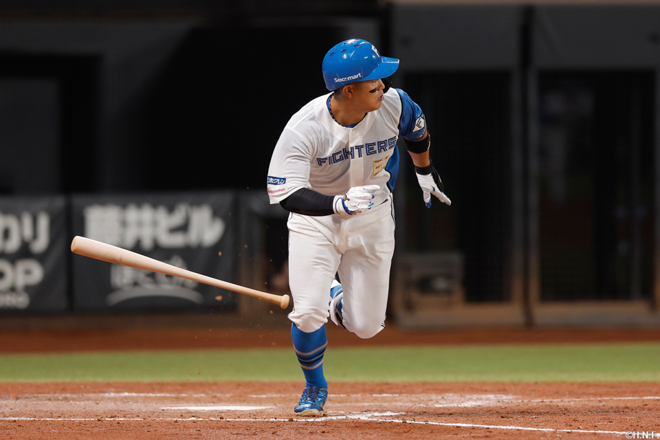 3回裏、レフトへ適時二塁打を放つ今川選手01