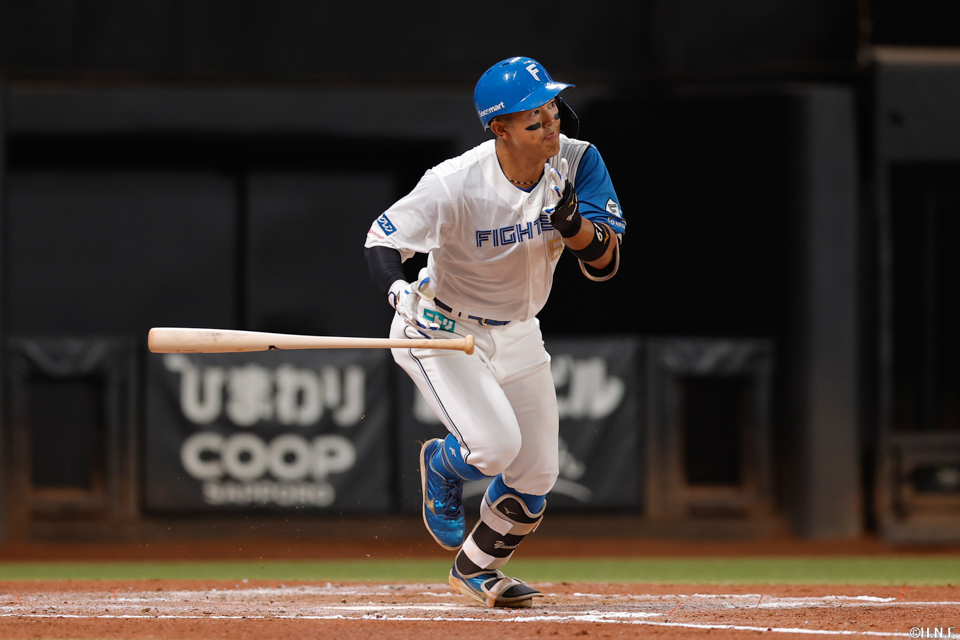 6回裏、右中間へ二塁打を放つ今川選手