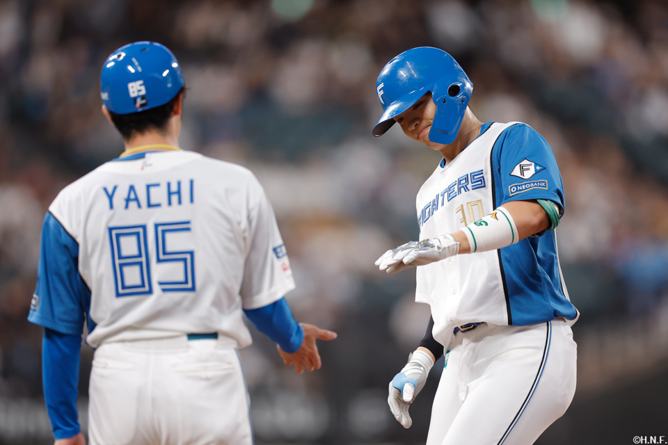 8回裏、レフトへヒットを放った郡司選手