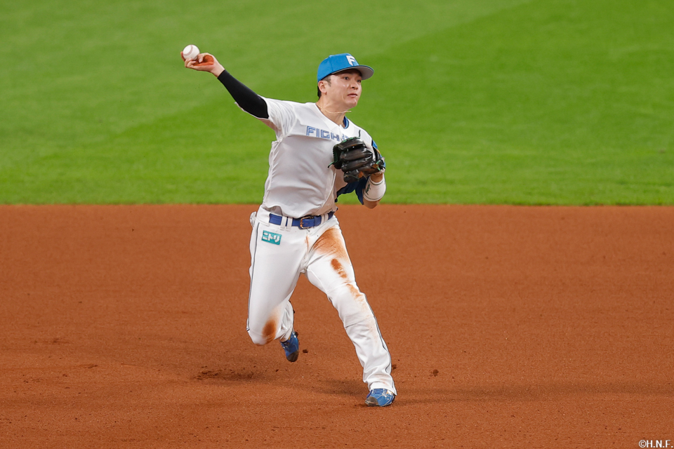 4回表、好守をみせる郡司選手