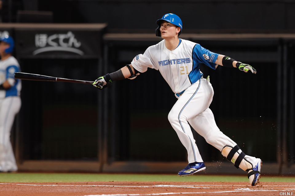 2回裏、レフトへヒットを放つ清宮選手