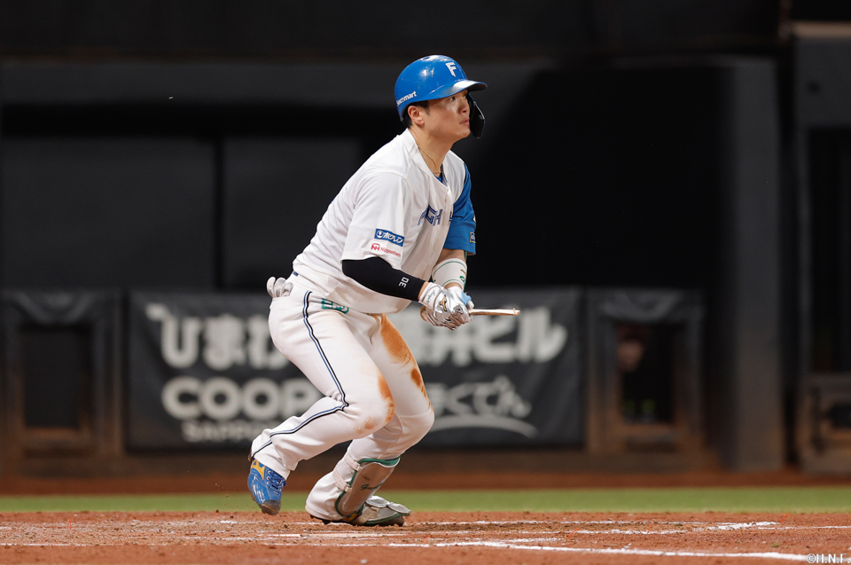 4回裏、センターへヒットを放つ郡司選手