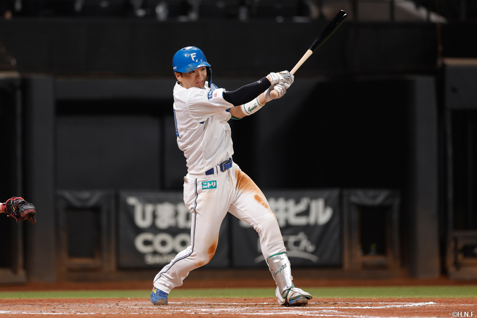 7回裏、ライトへヒットを放つ郡司選手