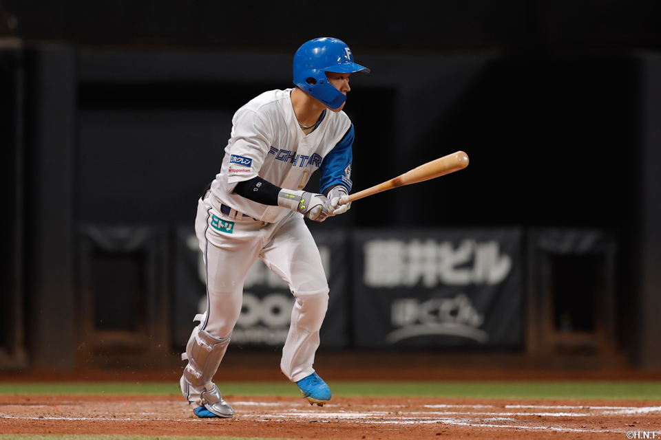 8回裏、センターへヒットを放つ矢澤選手01