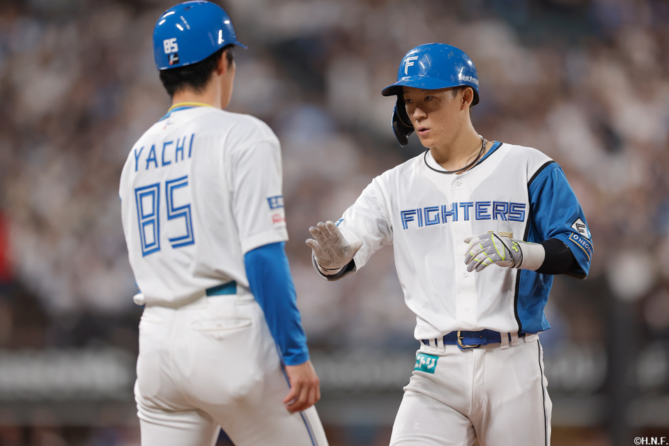 8回裏、センターへヒットを放つ矢澤選手02