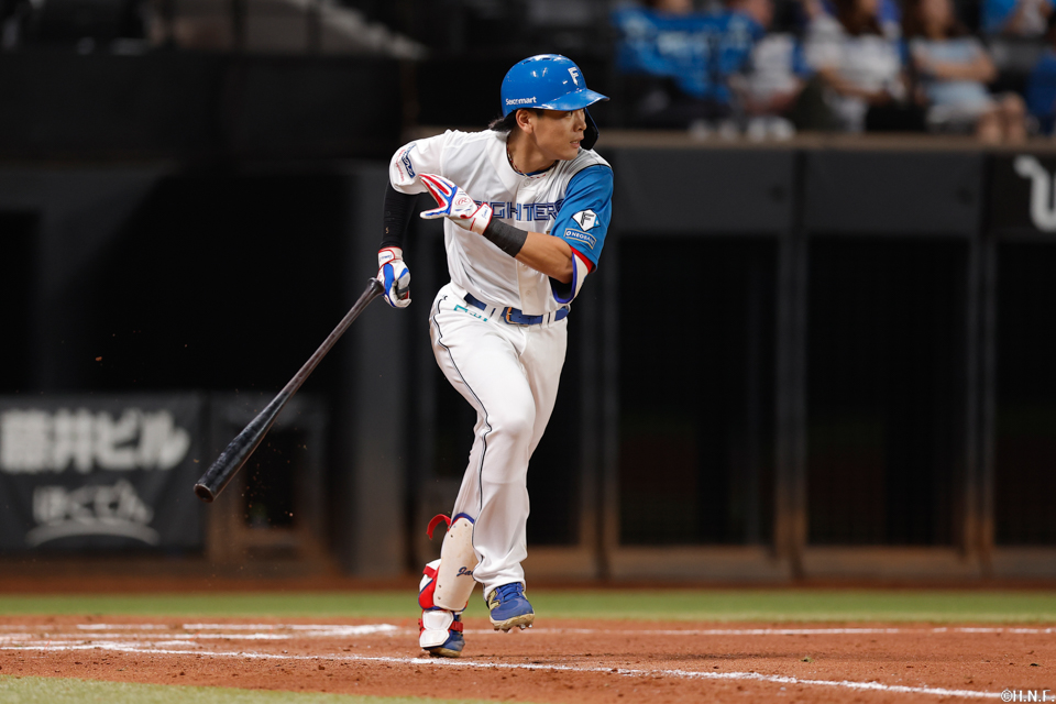 8回裏、レフトへヒットを放つ野村選手