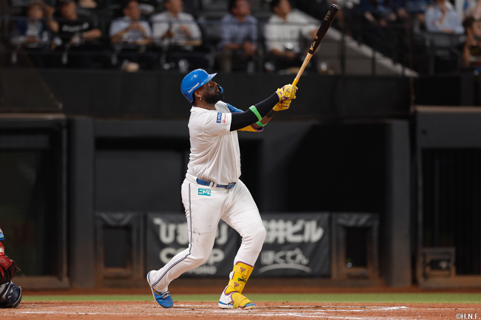 9回裏、レフトへ本塁打を放つレイエス選手