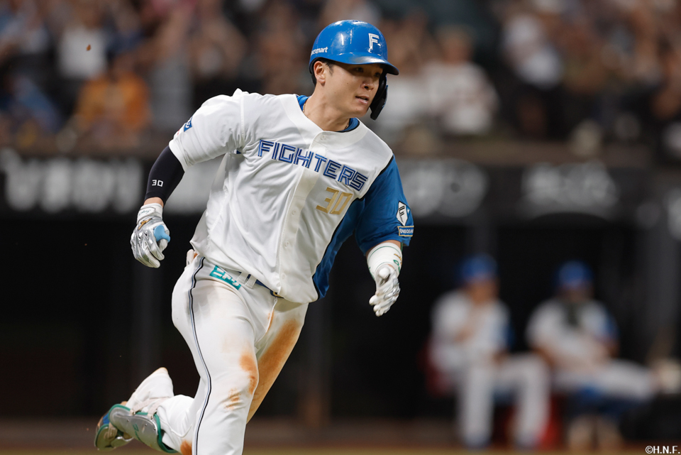 9回裏、センターへヒットを放った郡司選手