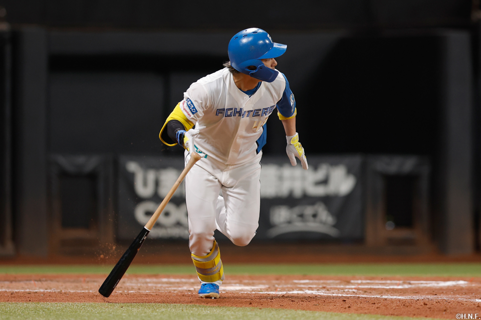 9回裏、代打でヒットを放つ水野選手01