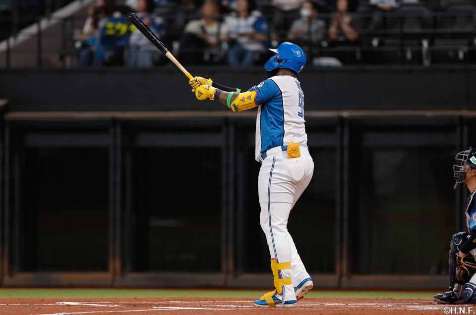 1回裏、先制の本塁打を放つレイエス選手01