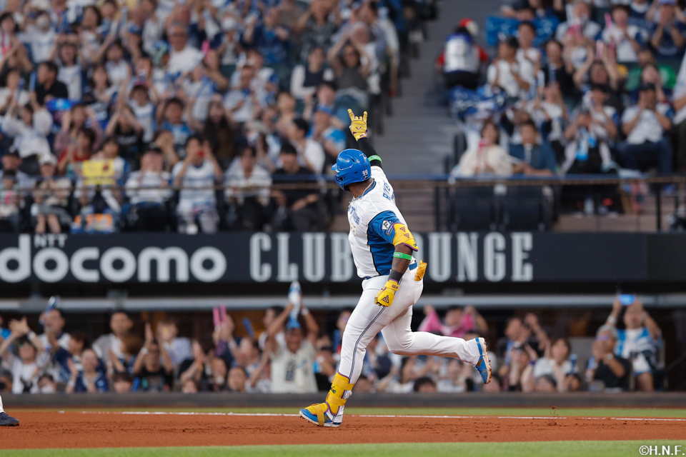 1回裏、先制の本塁打を放つレイエス選手02